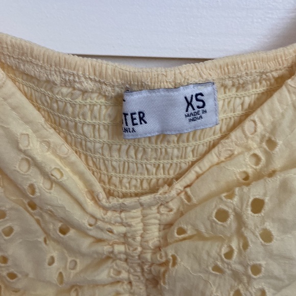 Yellow detailed cinch crop top - Picture 2 of 3